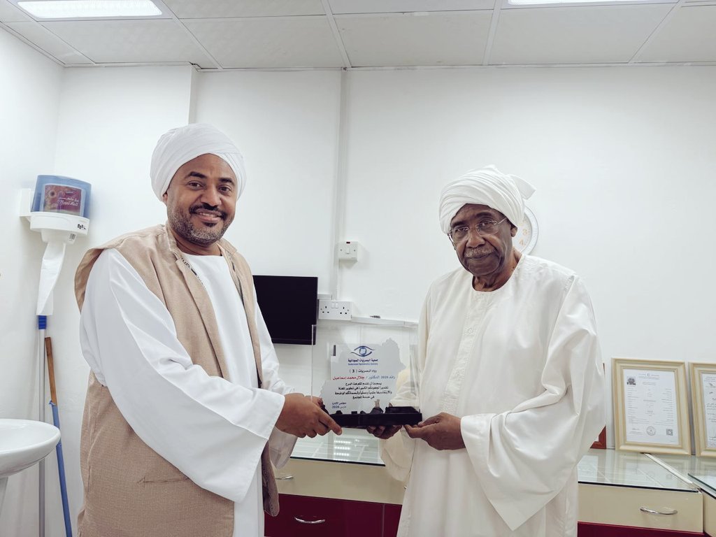 sudanese_portal's tweet photo. (تكريم الرواد 3)
رائد 2026
د.جلال محمد اسماعيل

في أجواءٍ مميزة بالبريمي - سلطنة عمان وبحضور عددٍ من الزملاء والزميلات تم تكريم الدكتور جلال محمد إسماعيل بدرع الرواد لعام 2026 تقديرًا لمسيرته المهنية وإسهاماته البارزة في مجال البصريات. https://t.co/QtcESvfl3s