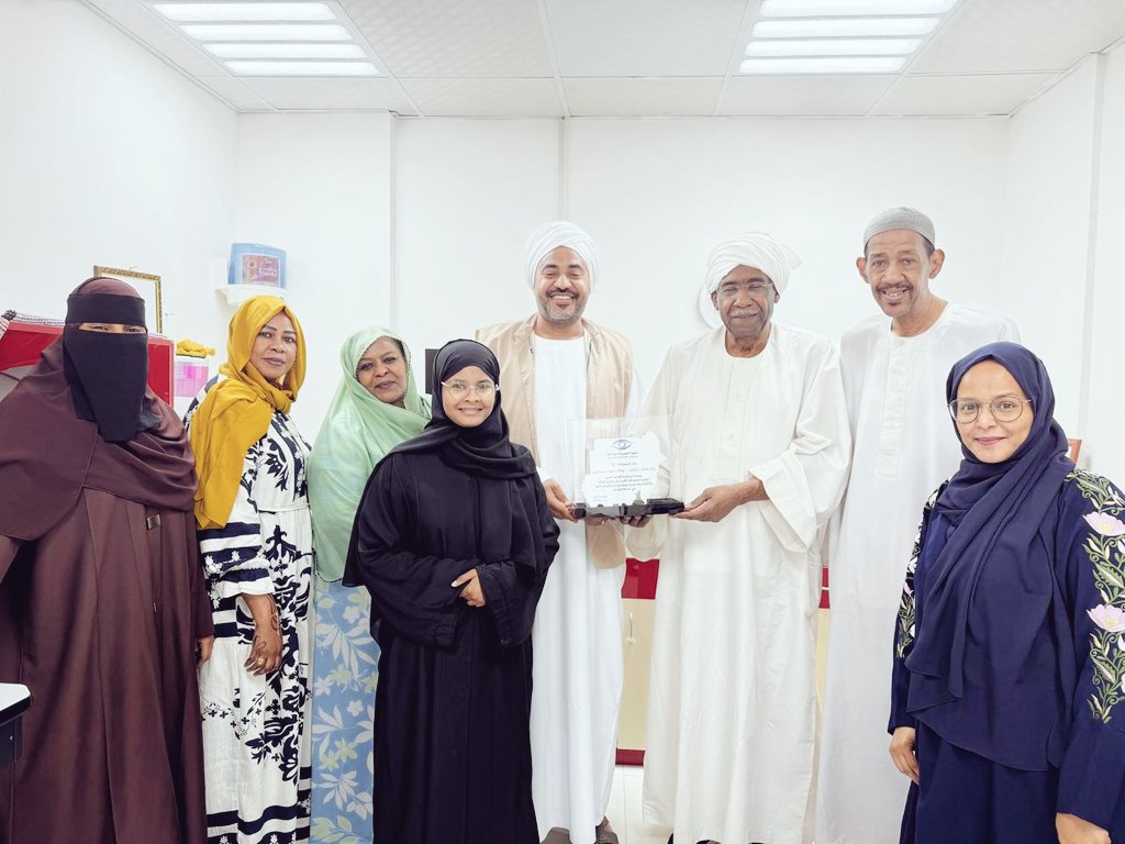 sudanese_portal's tweet photo. (تكريم الرواد 3)
رائد 2026
د.جلال محمد اسماعيل

في أجواءٍ مميزة بالبريمي - سلطنة عمان وبحضور عددٍ من الزملاء والزميلات تم تكريم الدكتور جلال محمد إسماعيل بدرع الرواد لعام 2026 تقديرًا لمسيرته المهنية وإسهاماته البارزة في مجال البصريات. https://t.co/QtcESvfl3s
