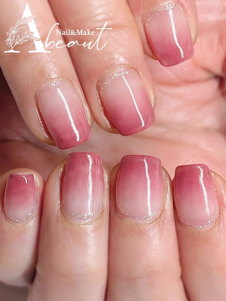 【春はやっぱり#ピンクネイル がしたくなりますね🩷】

こちらは、落ち着いた大人な雰囲気のピンクです😘ツヤツヤ✨
グラデーションは、指長効果もあり👍

いつもありがとうごさいます🌈

🔵サロンでネイルデザイン（カラ...

詳細はこちら↓（ネイルブック）
nailbook.jp/design/9906193/