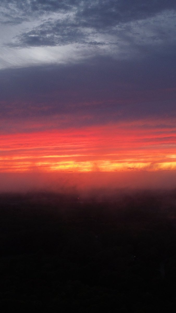 cjechaoss's tweet photo. gorgeous sunset easter sunday ⚡️ 

@TimBuckleyWX @weatherinNC @CMorganWX https://t.co/3aNporexLs
