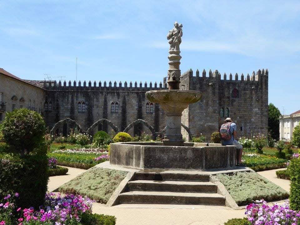 skymanuelima's tweet image. O Jardim de Santa Bárbara localiza-se na freguesia da Sé, no centro histórico da cidade de Braga, em Portugal. Trata-se de um jardim público municipal, junto à ala medieval do Paço Episcopal Bracarense. #Jardim_de_Santa_Bárbara #Braga #visitPortugal #travelphotography #viagens
