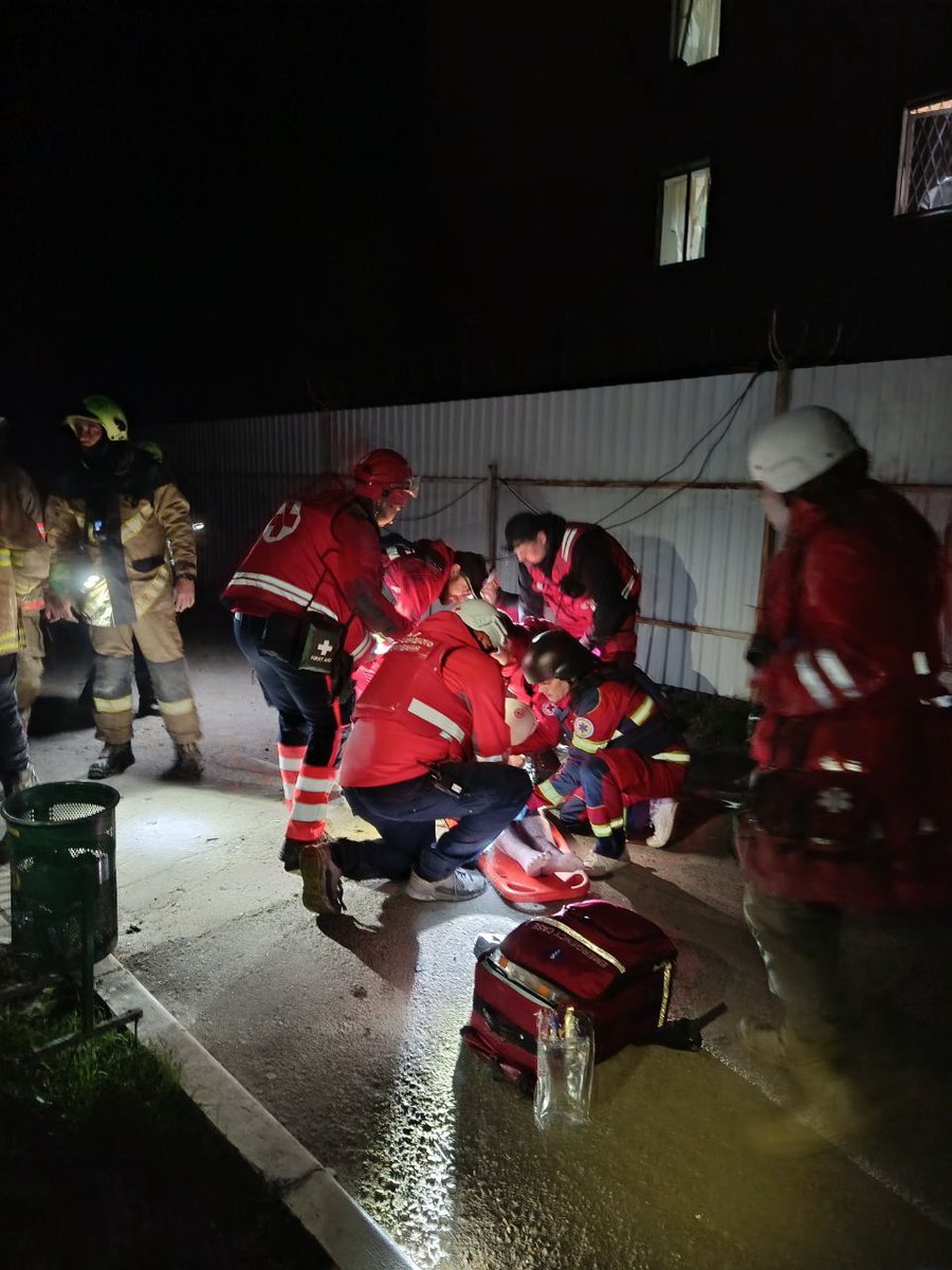 RedCrossUkraine's tweet image. ⚡️ The Ukrainian Red Cross responded to a nighttime Russian attack on #Odesa: 4 people evacuated from the rubble (including a 2-year-old), 8 injured received first aid, and 4 transported to hospital. Relief efforts continue on-site. #NotATarget #EmergencyResponse