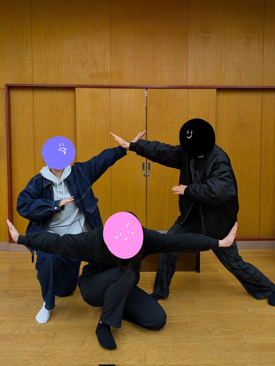 FHS_singers's tweet photo. 🌸そろそろ新学期！🌸

今日はソプラノパートの3人！

「ソプラノパートは2年生1人、3年生2人で活動しています！某少年探偵団のポーズをしてみました🔍」

#福高合唱部 https://t.co/urpbkbtO86