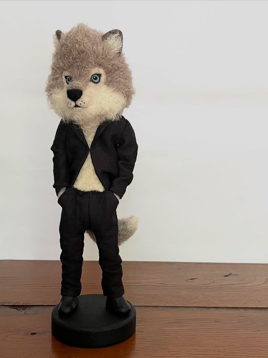 オオカミはマンドリさんよりがっしりめです。
台座はシンプルに。

#needlefelting #羊毛フェルト #オオカミ