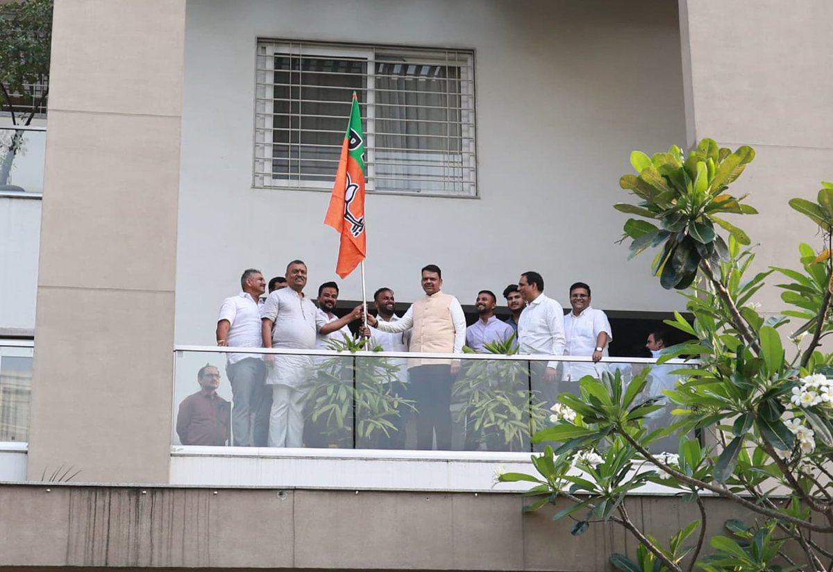 BJP4Maharashtra's tweet photo. माननीय मुख्यमंत्री देवेंद्रजी फडणवीस यांनी भाजपा स्थापना दिनानिमित्त आपल्या नागपूर येथील निवासस्थानी भाजपाचा ध्वज फडकवून अभिवादन केले.

#47YearsOfNationFirst #४६वर्षे_समर्पणाची_४६वर्षे_भाजपाची #Glorious46Years_of_BJP https://t.co/C148wPmdAx