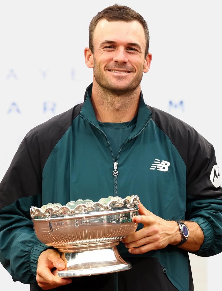 Jeu_Set_EtMatch's tweet image. Tommy Paul (n°18) 🇺🇸 a remporté le titre au tournoi ATP 250 de Houston !

Tête de série n°4, il a battu Roman Andres Burruchaga (n°62) 🇦🇷 en trois sets 6-1, 3-6, 7-5.

À 28 ans, il soulève son cinquième trophée 🏆 sur le circuit ATP.

#USClay

📸 : @mensclaycourt