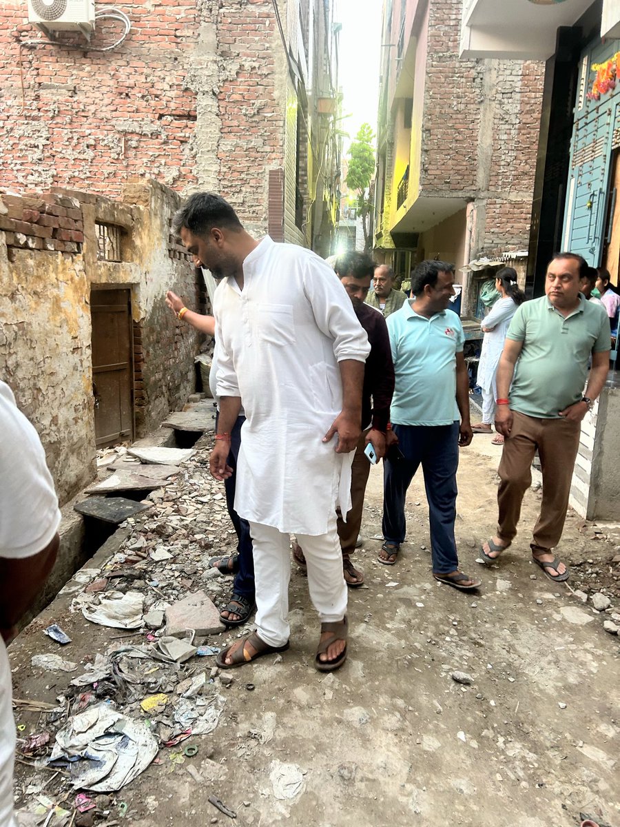 Subhrajeet_bjp's tweet photo. जन संपर्क के दौरान “F-3 ब्लॉक” में नर्क जैसी स्थिति देख बड़ी पीड़ा हो रही है, कांग्रेसी निगम पार्षद के निष्क्रिय और आप विधायक के भ्रष्टाचार का भेट चढ़ा संगम विहार ए वार्ड l https://t.co/rNgVDQL19A