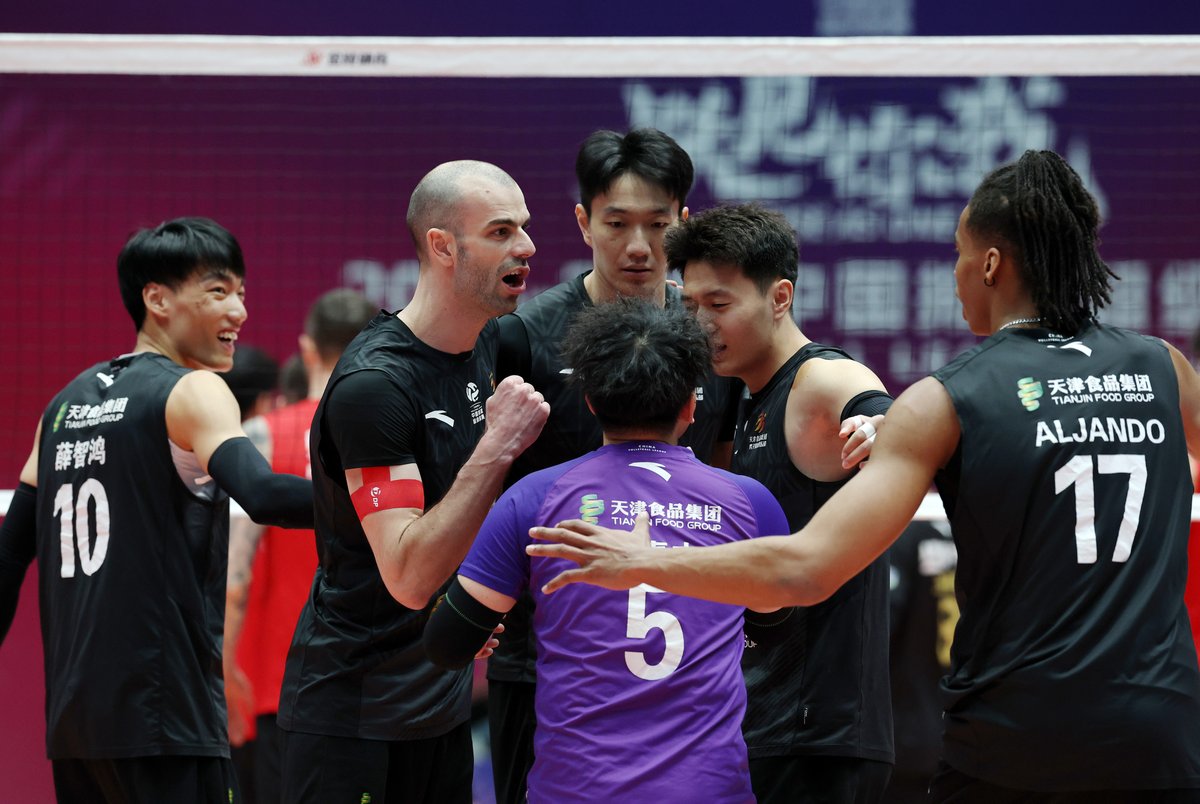 CGTNSportsScene's tweet photo. 🏐🔥#Tianjin go on the road, drop the first set, then rip off three straight to beat #Baoding 3–1 and win their first-ever China #Volleyball League men’s title.
💯Cuban opposite #AlejandroRodriguezFuentes hits match-high 27 PTS.
🏆 A 2–1 series win, history made for Tianjin! https://t.co/CyTuUUwyrL