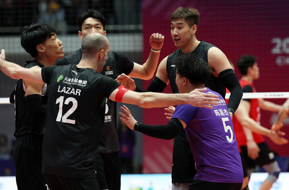 CGTNSportsScene's tweet photo. 🏐🔥#Tianjin go on the road, drop the first set, then rip off three straight to beat #Baoding 3–1 and win their first-ever China #Volleyball League men’s title.
💯Cuban opposite #AlejandroRodriguezFuentes hits match-high 27 PTS.
🏆 A 2–1 series win, history made for Tianjin! https://t.co/CyTuUUwyrL