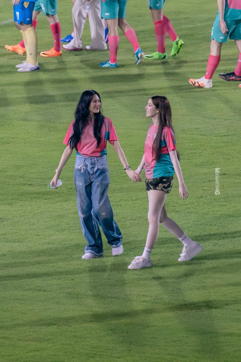 รอเธอลื่นล้ม 🌈 tweet media