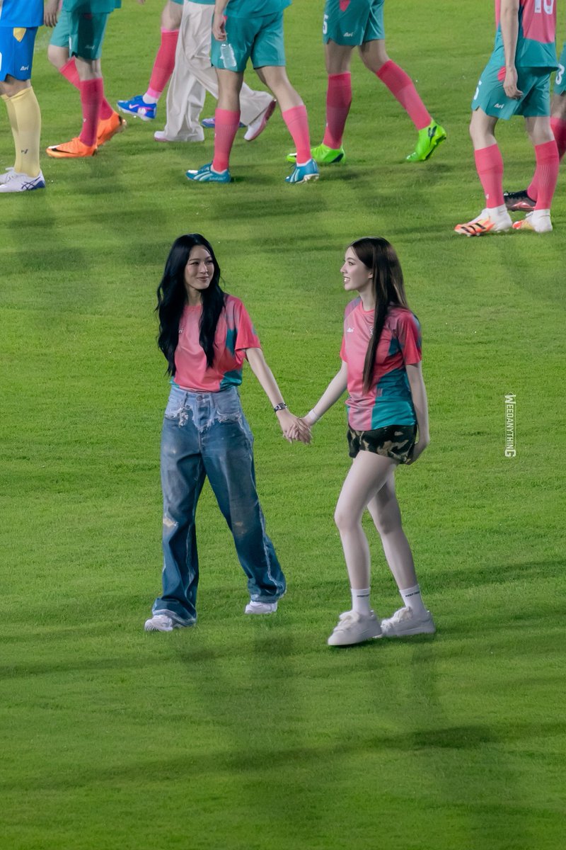 รอเธอลื่นล้ม 🌈 tweet media