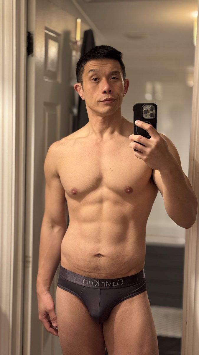 Ronan's tweet photo. Since losing weight and getting back into shape, I now have the daunting task of updating my underwear situation. Somehow, my go-to basic clothing shops here just sell M-XXL. Looks like the S slips (briefs) are only online for some reason.

#gaylondon #gayfitness #londonlife #gay https://t.co/Pz1LsYsD5O