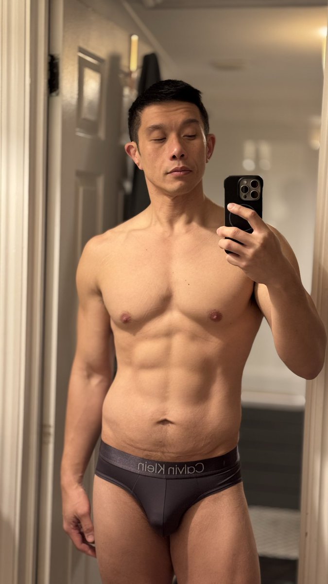 Ronan's tweet photo. Since losing weight and getting back into shape, I now have the daunting task of updating my underwear situation. Somehow, my go-to basic clothing shops here just sell M-XXL. Looks like the S slips (briefs) are only online for some reason.

#gaylondon #gayfitness #londonlife #gay https://t.co/Pz1LsYsD5O