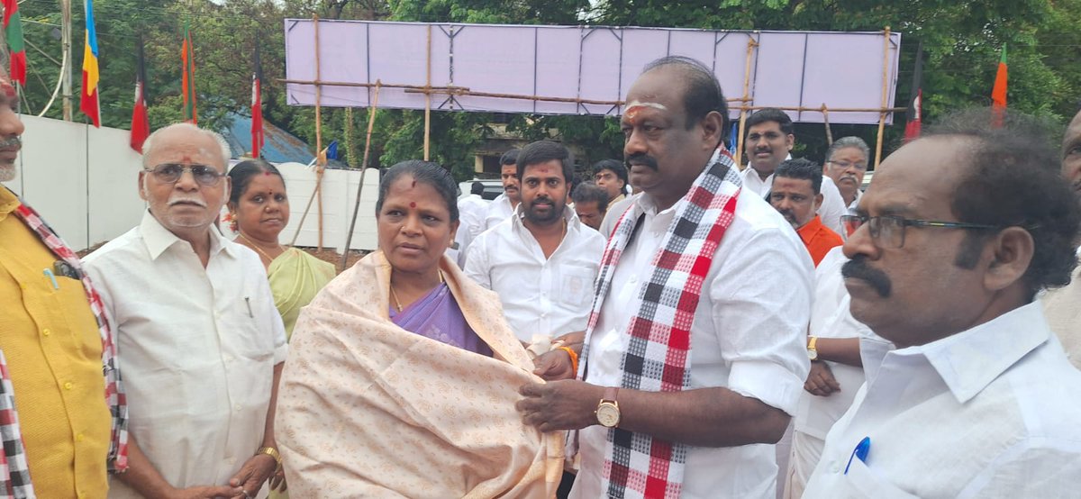 SValarmathiofl's tweet photo. பட்டுக்கோட்டை கழக வெற்றி வேட்பாளர் திரு@Cvsekarmlaoffl அவர்களை ஆதரித்து, தேர்தல் பணிமனையை திறந்து வைத்து, கழக செயல் வீரர்கள் ஆலோசனை கூட்டத்தில்  சிறப்புரையாற்றினேன்.
@EPSTamilNadu 
@PThangamanioffl 
@Vijayabaskarofl 
@AIADMKOfficial 
@AIADMKITWINGOFL 
#ADMKcampaign
#ADMK_TRY https://t.co/jGOsfluTL0