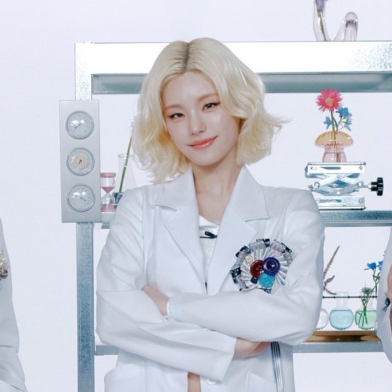 lesbitzys's tweet image. shes always so happy to be a scientist #womeninstem