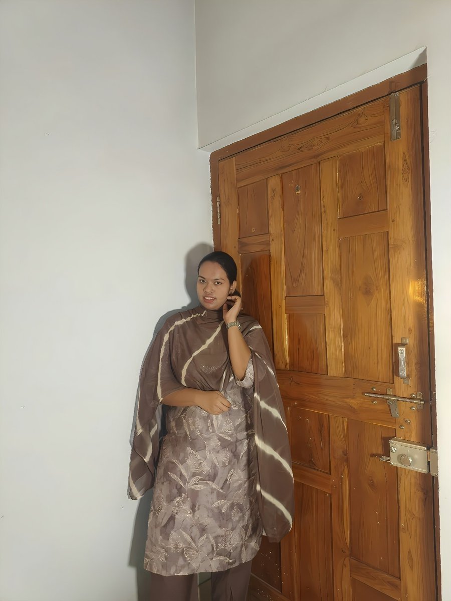 anjali_bara_'s tweet image. Simple look, strong vibe ✨
.
.
#simplelook #desistyle #elegantvibes #indianoutfits