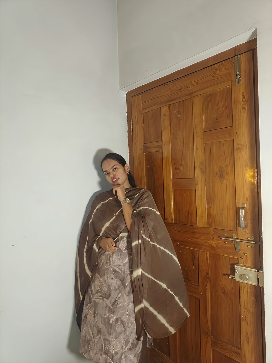 anjali_bara_'s tweet image. Simple look, strong vibe ✨
.
.
#simplelook #desistyle #elegantvibes #indianoutfits