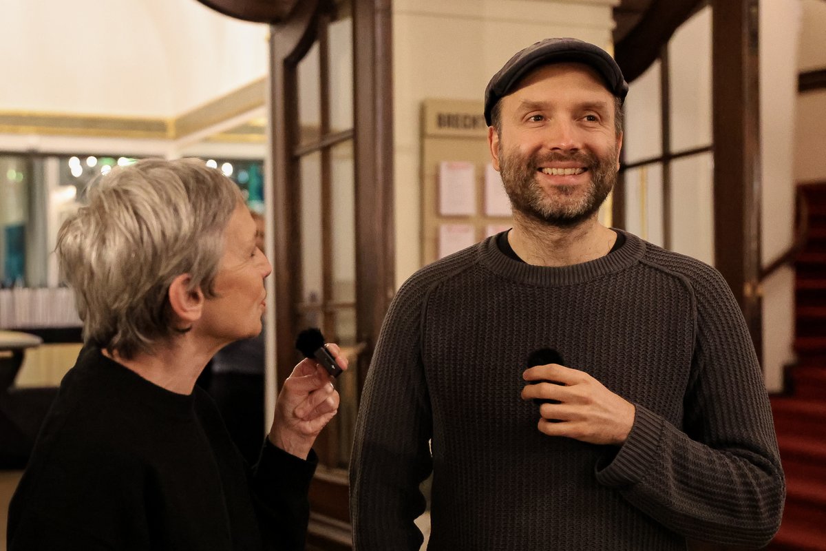 blnensemble's tweet photo. geht mit "Känguru-Chroniken"-Autor Marc-Uwe Kling ins Theater: in unserem Podcast "Wie war's?" besucht er zusammen mit Gastgeberin Marion Brasch unsere Vorstellung von "Warten auf Godot". was er darüber denkt, verrät er im Anschluss bei einem Getränk in der BE-Kantine! #BEpodcast https://t.co/PyfmHWcGTp