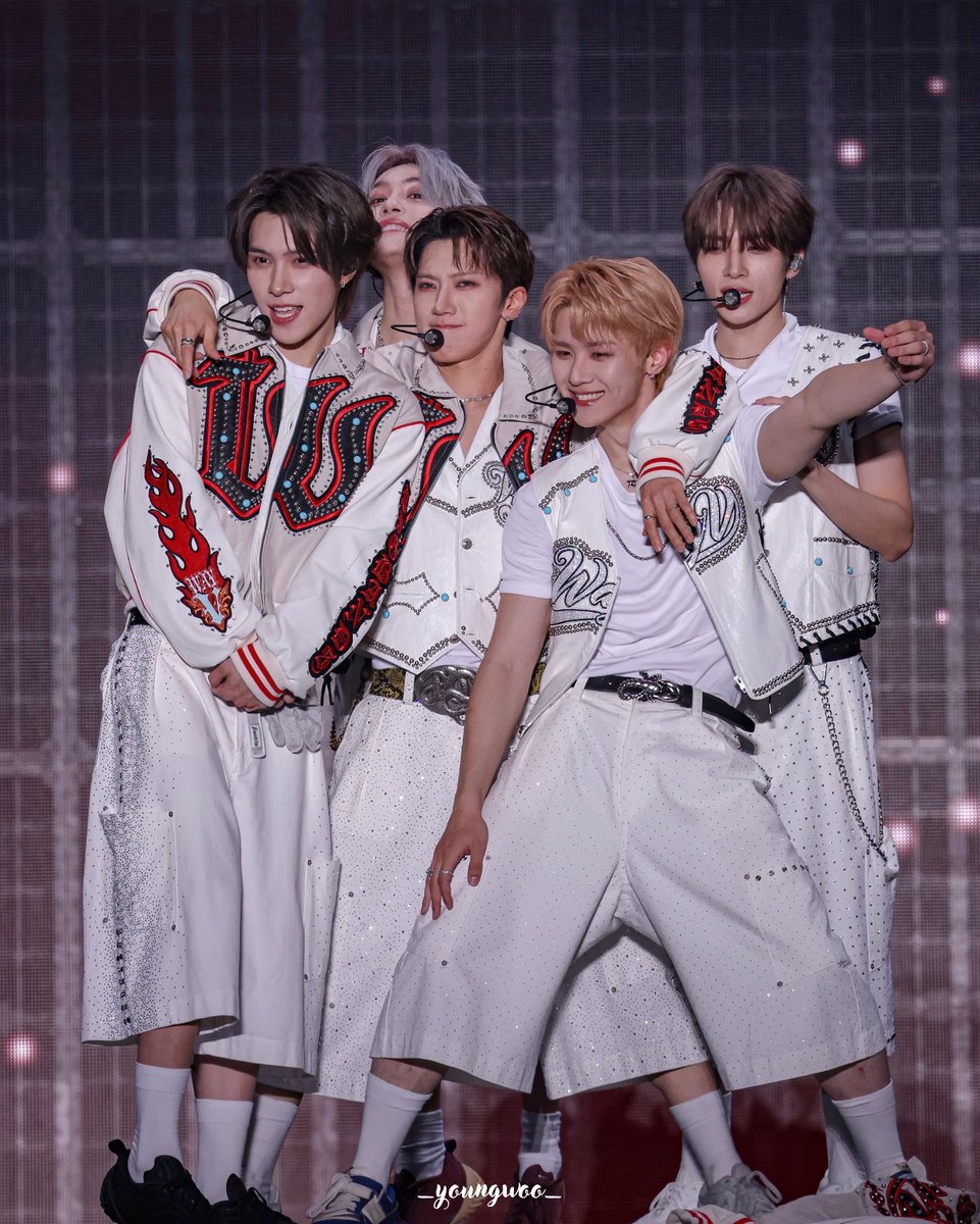 Ana 🕯️ WayV Europe tour 🕯️ tweet media