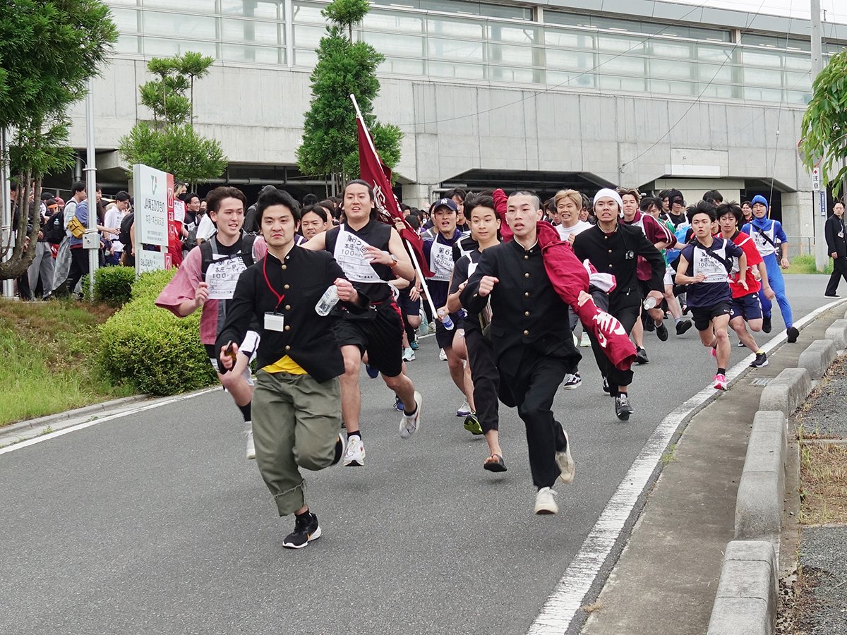 baba_keizai's tweet photo. 早大の伝統行事「100キロハイク」が参加者募集　「歩けば分かる、一番の思い出に」（4月6日配信）

早稲田大学三大行事の「100キロハイク」が今年も開催です。早稲田大学らしさが感じら、学生時代の思い出にあげる人も多いイベントになっています。

記事はこちら↓↓↓
https://t.co/HSAoyAUV9n https://t.co/DPgQIc37By