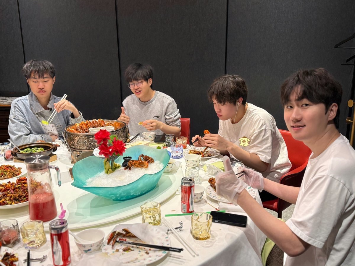 confuxun's tweet image. 040626 🎬 Bululu Story! Post-Match 🆚 JDG

📍During the post-match dinner at Haidilao 🍜🥢

🐍🐈‍⬛  initially planned to go to an internet cafe after eating!

Later, the manager asked #ON if he still wanted to go, or if he wanted to take a walk to digest first.

🐈‍⬛: (glanced at the