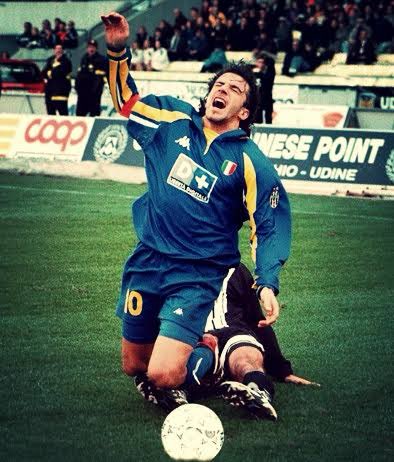 IoNonComproLaCalzetta tweet media