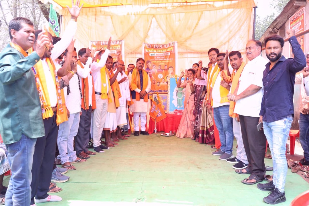 KedarKashyapBJP's tweet image. आज बीजापुर जिला प्रवास के दौरान नेलसनार में भाजपा पदाधिकारी एवं कार्यकर्ता साथियों ने स्वागत कर अभिनंदन किया। इस दौरान सभी ऊर्जावान साथियों को भारतीय जनता पार्टी के 47वें स्थापना दिवस की बधाई एवं शुभकामनाएं दी।

#BJP4IND #BJP4CGState #47YearsOfNationFirst