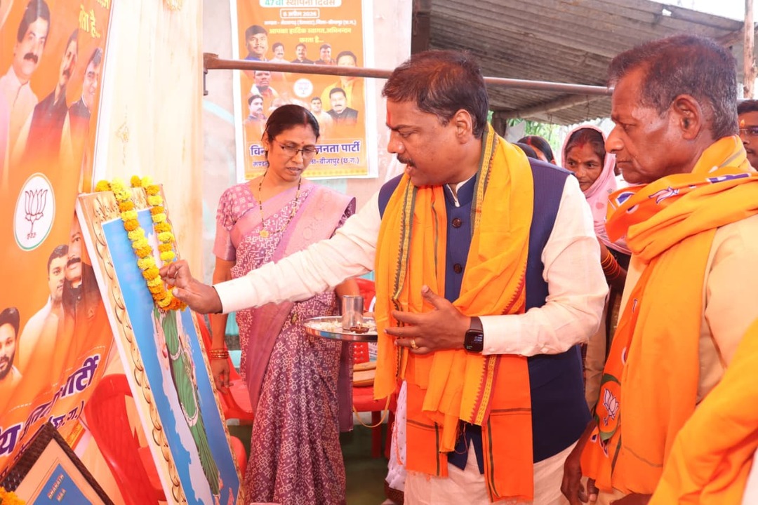 KedarKashyapBJP's tweet image. आज बीजापुर जिला प्रवास के दौरान नेलसनार में भाजपा पदाधिकारी एवं कार्यकर्ता साथियों ने स्वागत कर अभिनंदन किया। इस दौरान सभी ऊर्जावान साथियों को भारतीय जनता पार्टी के 47वें स्थापना दिवस की बधाई एवं शुभकामनाएं दी।

#BJP4IND #BJP4CGState #47YearsOfNationFirst