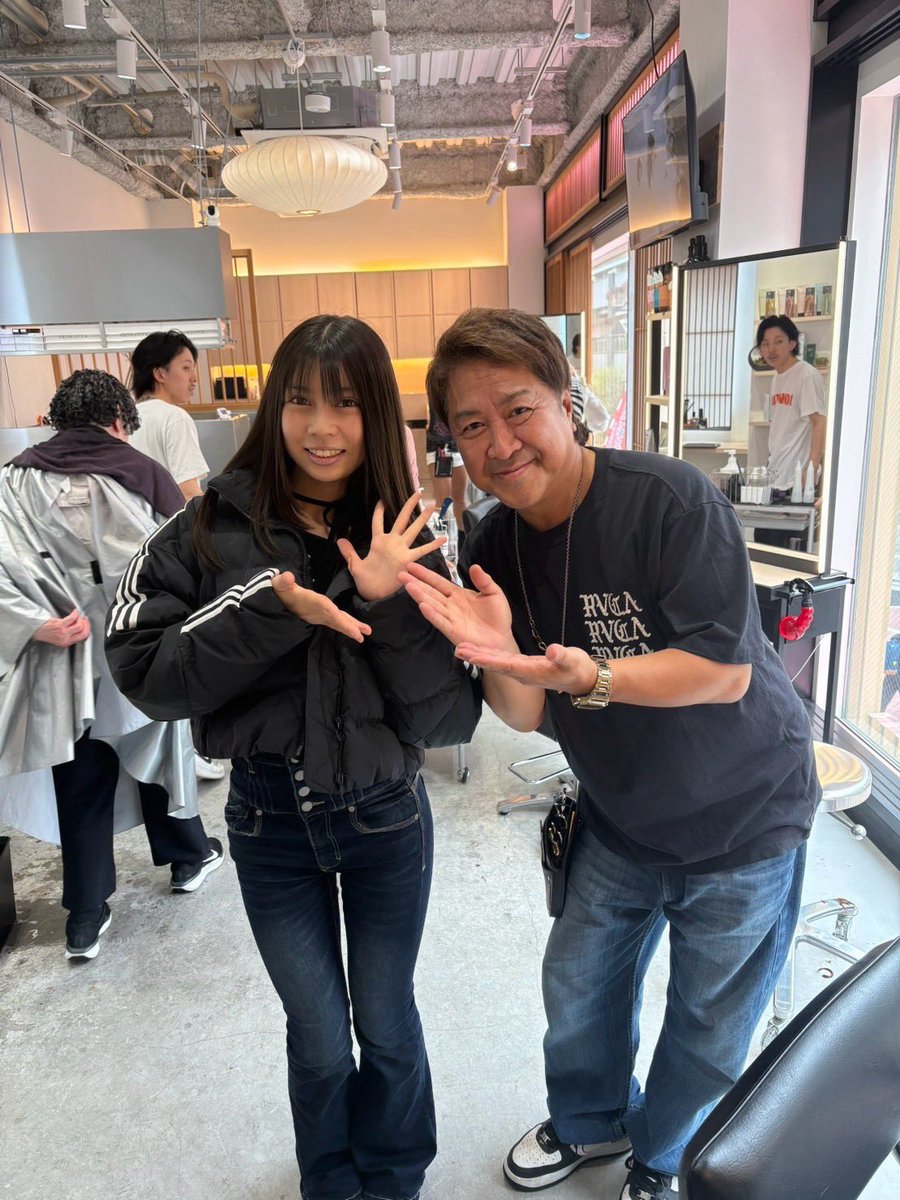 shinno_marigold's tweet image. 今日は！
ママの紹介で北千住に元祖カリスマ美容師ISMの吉田潤さんのところに行って来ました！

子供の頃はよく行ってたけど
1人で行くのは初めて

傷んだ髪をめっちゃ綺麗にしてくれました♪
eggモデルさんとかも居てドキドキしました♥️

潤さんありがとうございました！！

＃吉田美粧院
＃ISM
＃VIP