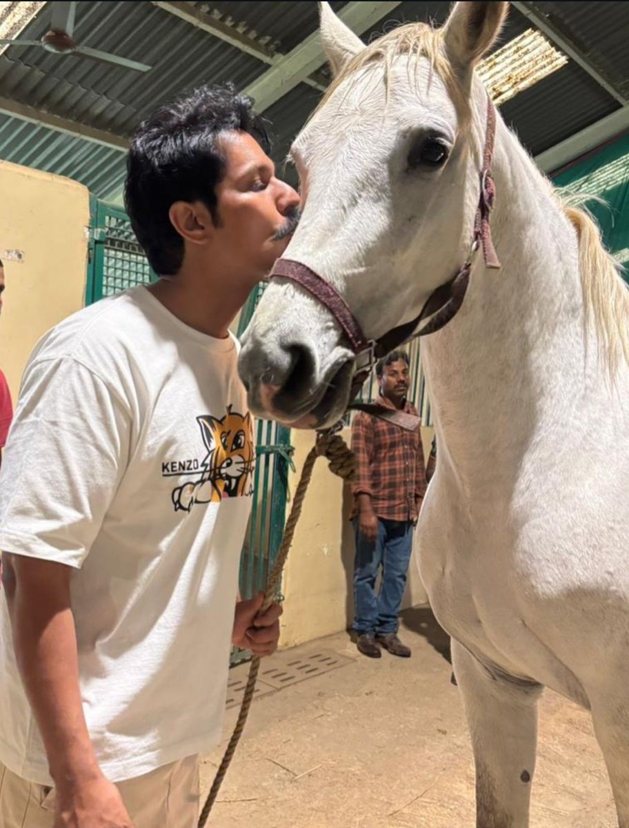 filmfare's tweet image. #RandeepHooda's love for horses shines through these wholesome clicks. 😍

#Celebs