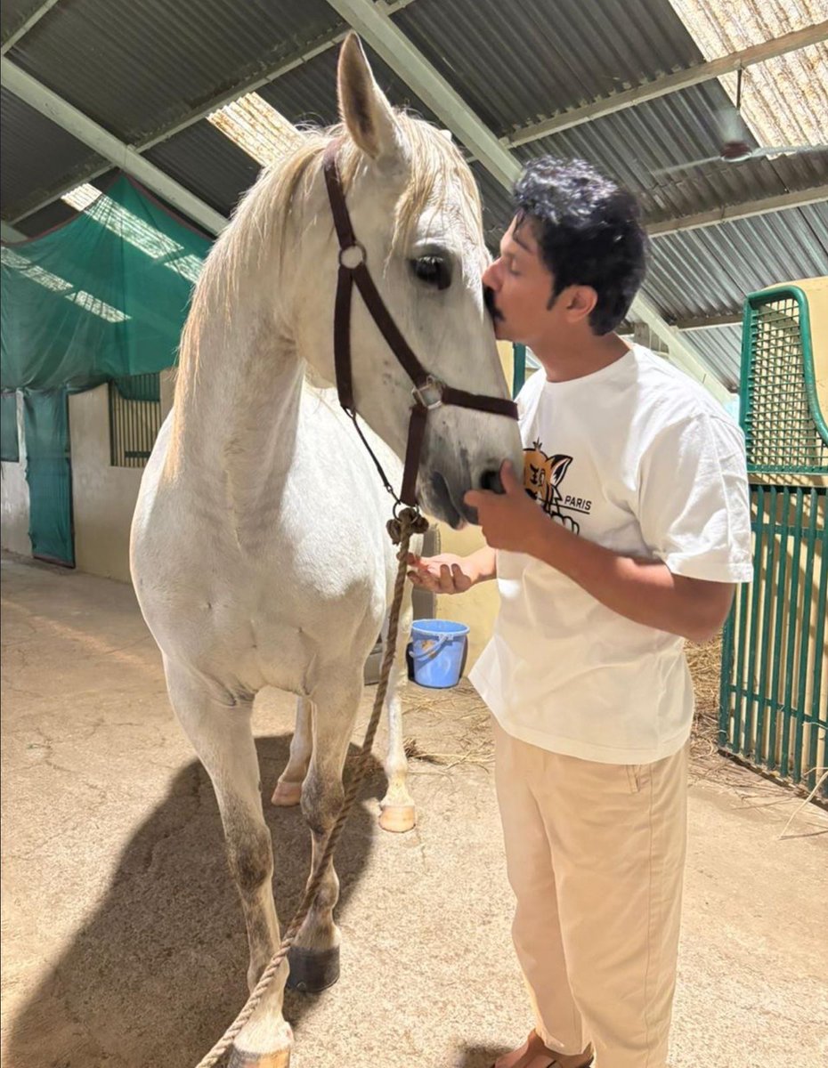 filmfare's tweet image. #RandeepHooda's love for horses shines through these wholesome clicks. 😍

#Celebs