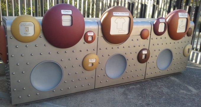 Lineamadrid's tweet image. ¿Los conoces? ¿Sabes dónde están y qué puedes depositar en ellos? 📼💡
«Puntos limpios de proximidad» 👉 bit.ly/4mzxrHT
#MedioAmbiente #Reciclaje