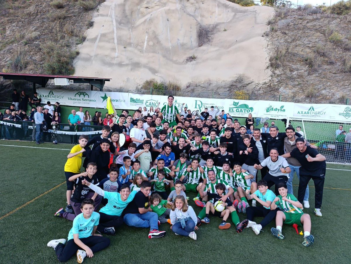 Enormemente orgulloso de este club, de este equipo, y del enorme trabajo que hay detrás de este notable logro. Aunque lo mejor esté siempre por llegar, clasificarse para la promoción de ascenso a Tercera RFEF es ya un éxito que celebramos juntos.
¡Enhorabuena, <a href="/CDBenagalbonofi/">C.D. Benagalbón</a>!