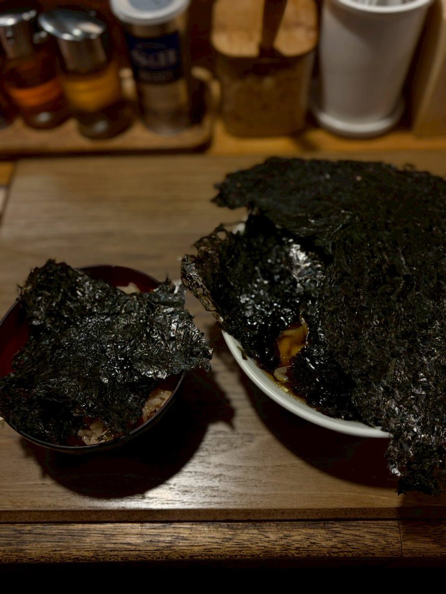 susukino_ramen_'s tweet photo. 【本物の海苔を届けたい】

寿都より
"手摘みどんじゃ海苔"入りました

職人さんにより一つ一つ丁寧に手摘みされた天然の岩海苔

見た目は素朴ですが食べればわかる

芳醇な天然の海の香り

加工された味ではなく素材の風味を楽しむ

軍鶏花巻蕎麦　2000
どんじゃ海苔の炊き込みご飯　600
1日10食 https://t.co/fch5kfvm1q