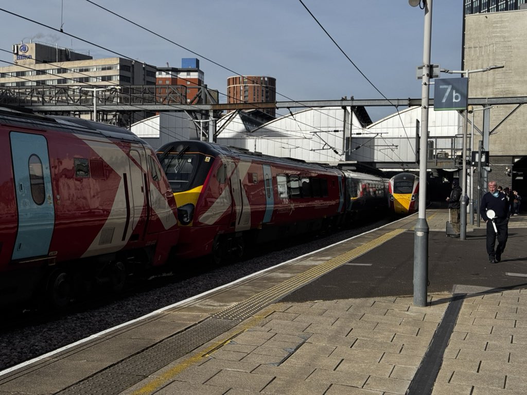 ch1r5_'s tweet image. Good Morning from a sunny Leeds!!
220033 and 220028 on a @CrossCountryUK Edinburgh service. Possibly the first double refurb 220 service? ☀️ 

@Prestonrail1965