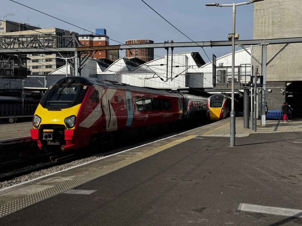 ch1r5_'s tweet image. Good Morning from a sunny Leeds!!
220033 and 220028 on a @CrossCountryUK Edinburgh service. Possibly the first double refurb 220 service? ☀️ 

@Prestonrail1965