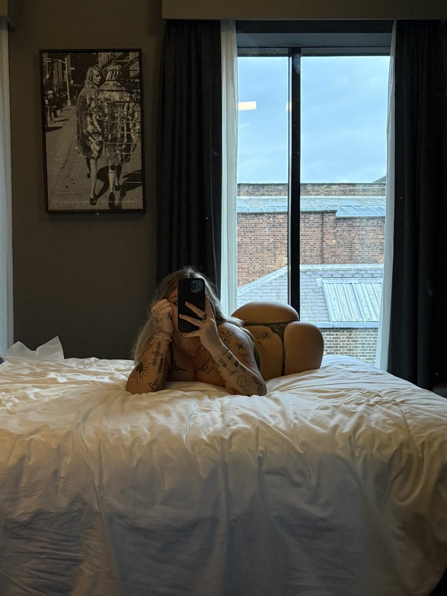 maitresseSllrt's tweet photo. Pour bien commencer la semaine, le premier à faire son offrande en ce lundi sera récompensé en dm !🥵

#feet #feetfetısh #moneyslave #soumis #moneymiss #Offrande #paypal #pieds #findom #humanatm https://t.co/T1XgigzXzo