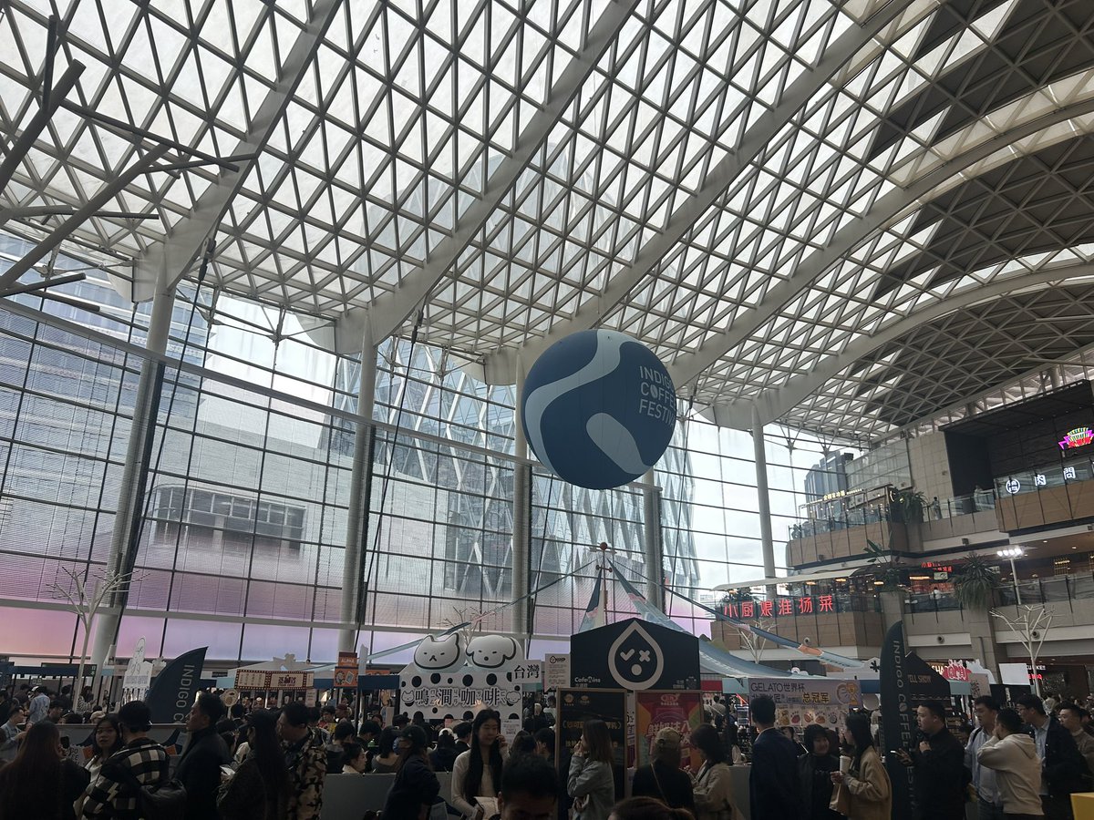 MajorCora76's tweet image. コーヒーを待っている間に、店員さんと日本語で話ができました。