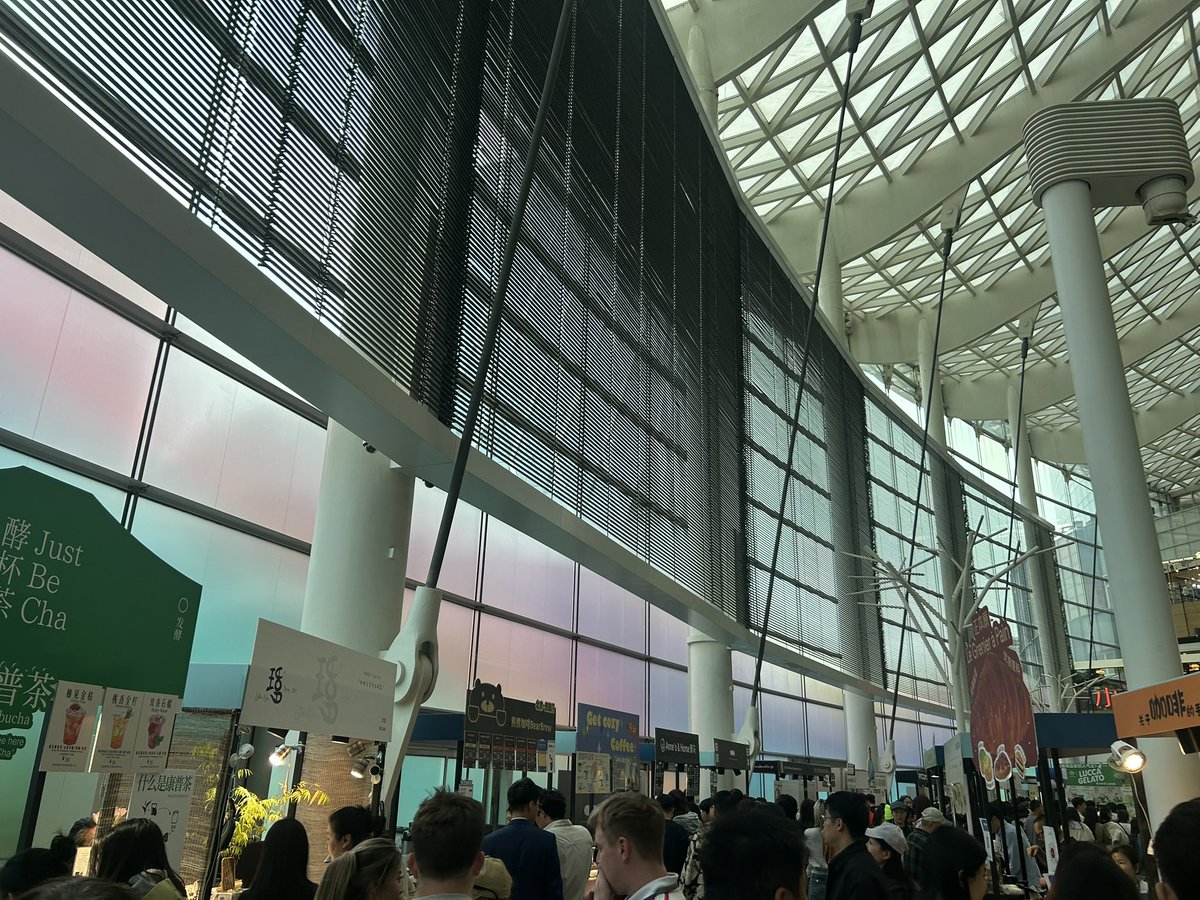 MajorCora76's tweet image. コーヒーを待っている間に、店員さんと日本語で話ができました。