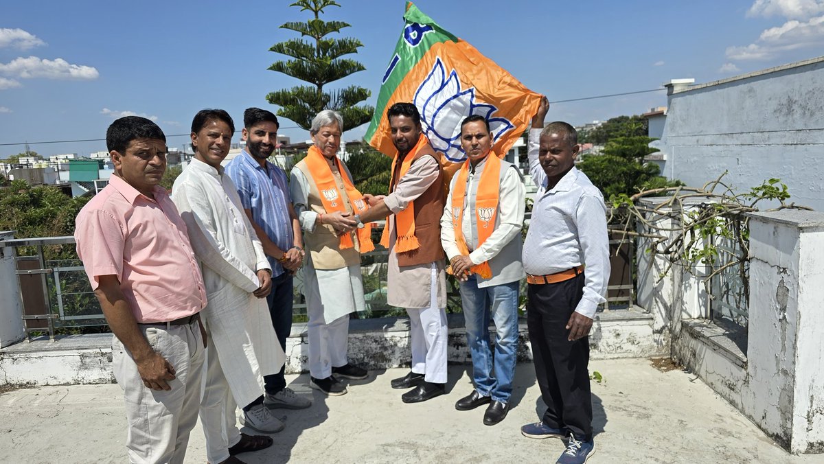 Tirath Singh Rawat (मोदी का परिवार) tweet media