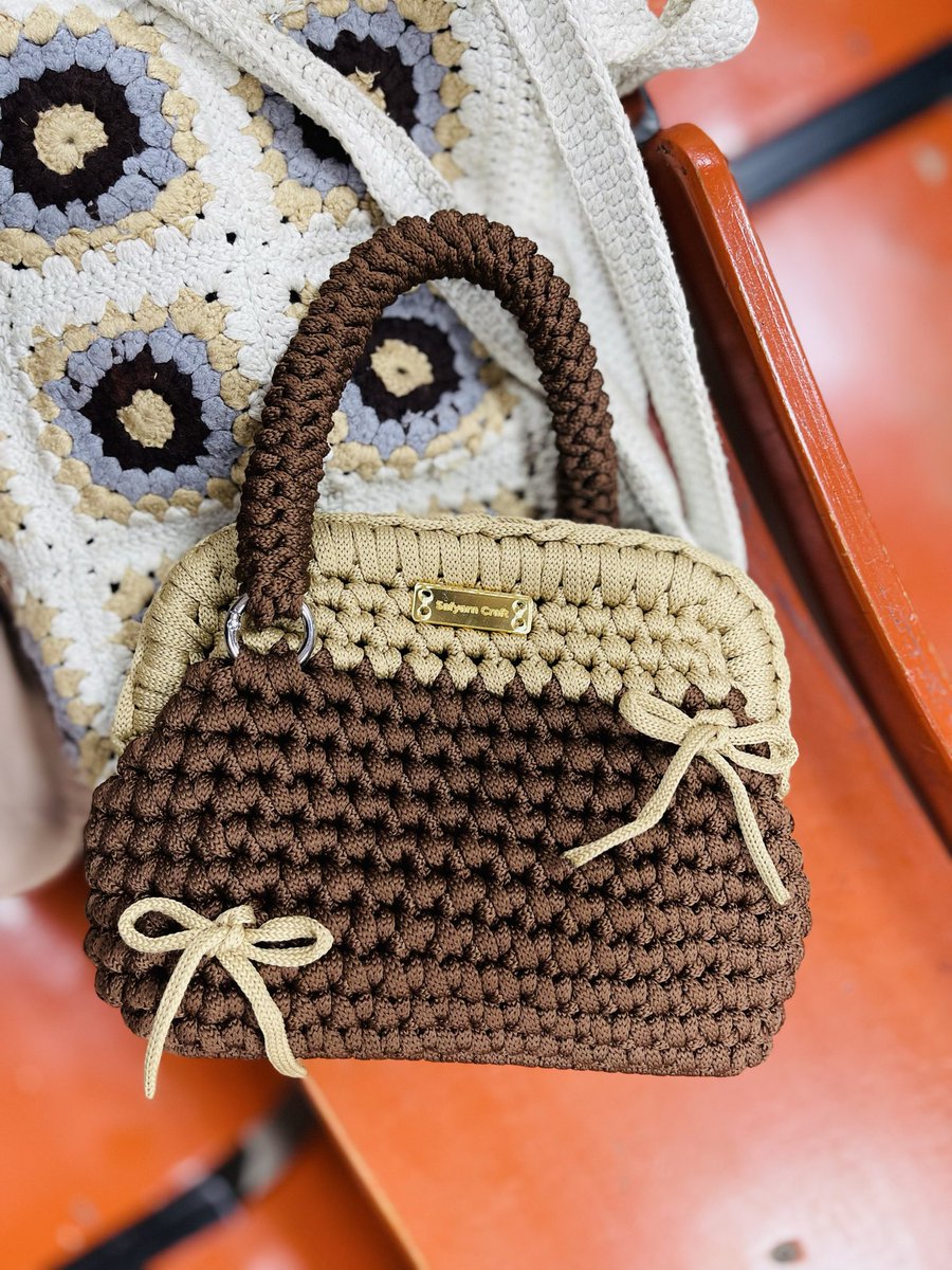 hijabicrocheter's tweet photo. I made this very cute clutch bag over the weekend 🤭✨ It’s super versatile and can be styled in so many different ways 😍

We’re launching it at ₦30,000 

Send us a DM to get yours in your desired colors ✨

Shipping nationwide 

Kindly RT 🤍 https://t.co/BQp8E1CMD0