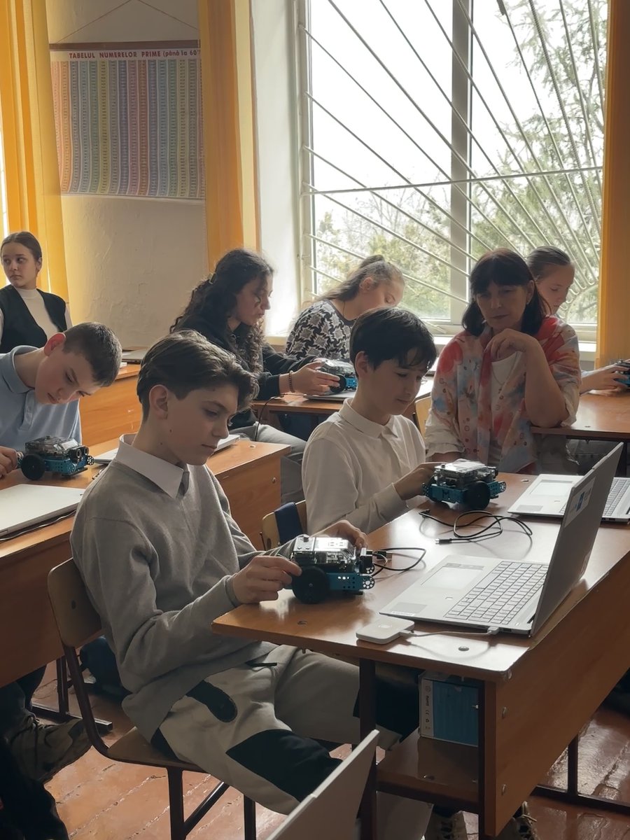 UNICEFMoldova's tweet image. From Bardar to Onițcani, #children in Moldova 🇲🇩 are benefiting from warmer learning spaces and hands-on #STEAM opportunities. 🤖 With support from Croatia’s MFA 🇭🇷 , #UNICEF is helping create safer, greener environments and brighter futures. 🩵 #ForEveryChild