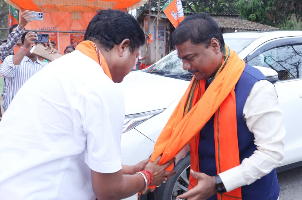 KedarKashyapBJP's tweet image. भाजपा कार्यकर्ताओं का समर्पण ही भाजपा की शक्ति है और यही ऊर्जा भारत को नई ऊँचाइयों तक ले जाने का आधार हैं। आज बीजापुर प्रवास के दौरान फुण्डरी पुलिया के पास कार्यकर्ताओं साथियों ने स्वागत कर अभिनंदन किया।

#BJP4IND #BJP4CGState #47YearsOfNationFirst