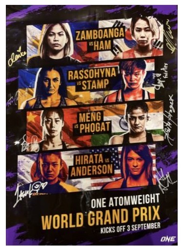 Dervinyl7666's tweet photo. @vester71 Gesigneerd door alle acht de vechters, onder wie de huidige One Championship wereldkampioen Stamp Fairtex. Hangt hier al drie jaar prominent aan de muur. https://t.co/Bmhda8uucC