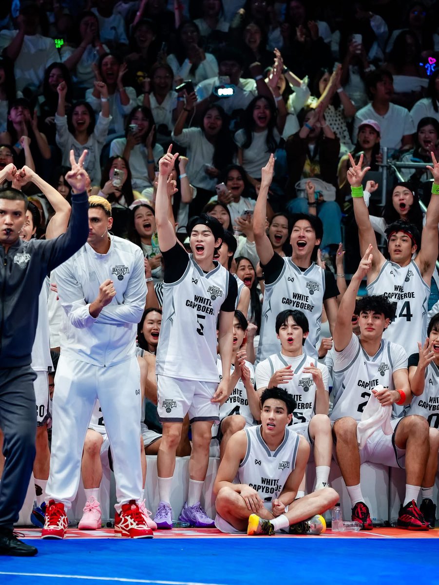 mon2021k's tweet photo. ต่อให้เล่นดุเดือดแค่ไหนสุดท้ายก็เป็นมิตรภาพดีระหว่าง #TeamWhite กลับ #Teamback
#3Fight3BasketBoySS2 https://t.co/leRRDdSW9t