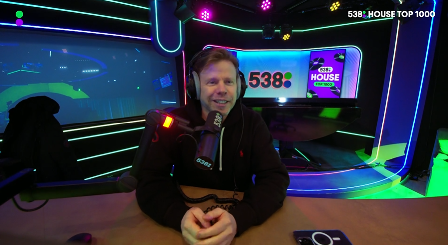 renevandekolk's tweet image. Na mijn bezoek gisteravond en vannacht aan de House Top 1000 bij de @538 studio in Hilversum, vandaag de laatste dag met laatste 120 tracks. Nu met tot 12:00 held, DJ en producer @FerryCorsten te gast bij @labrando. #HT1000 #538 #FerryCorsten