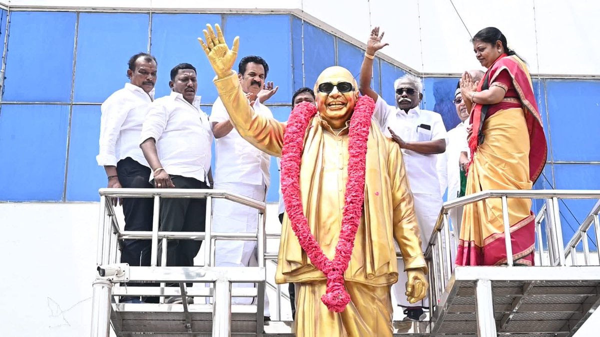 geethajeevandmk's tweet photo. இன்று மதசார்பற்ற முற்போக்கு கூட்டணி கட்சிகள் சார்பில் தூத்துக்குடி சட்டமன்ற தொகுதிய திராவிட முன்னேற்ற கழகத்தின் வெற்றி வேட்பாளராக வேட்பு மனுவ��� தாக்கல் செய்வதற்கு முன்பு கலைஞர் அரங்கில் உள்ள முத்தமிழறிஞர் டாக்டர் கலைஞர் அவர்களின் திருவுருவச் சிலைக்கு மாலை அணிவித்து மரியாதை செலுத்திய போது…!

#VoteForDMK
#வாக்களிப்பீர்_உதயசூரியன்