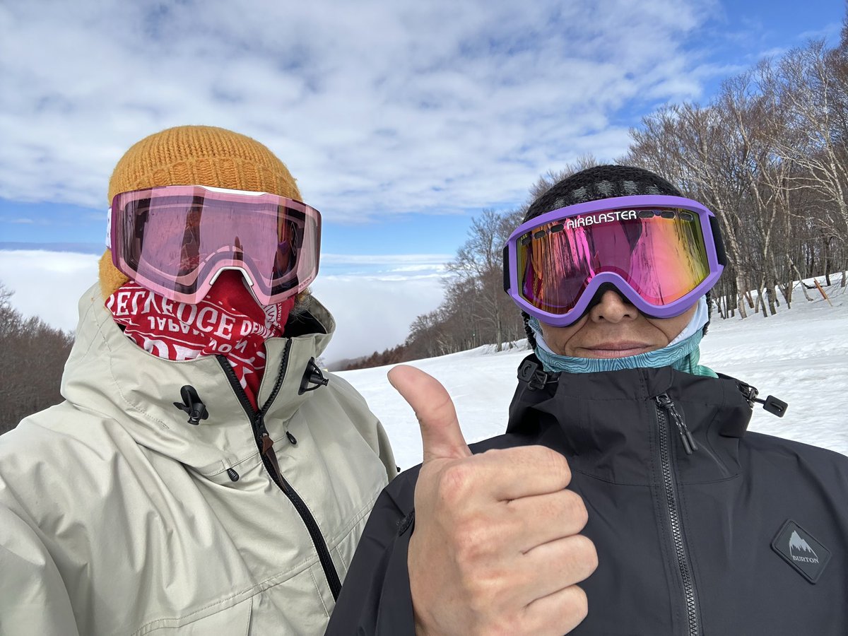 steeve_k_1967's tweet photo. 【DAY 22】 05/APR 青森スプリング
朝イチから雨のような霧。
少し滑っては休憩しながら天気の回復を待つ。
午後からなんと晴れ間が!
現役時代に戻ったかのように16時クローズまで友とride!
ここのスキー場はこれで今季終了。
#greenclothing
#simssnowboards
#帰ってきたスノウボヲドマン https://t.co/2IaTQ42wDG