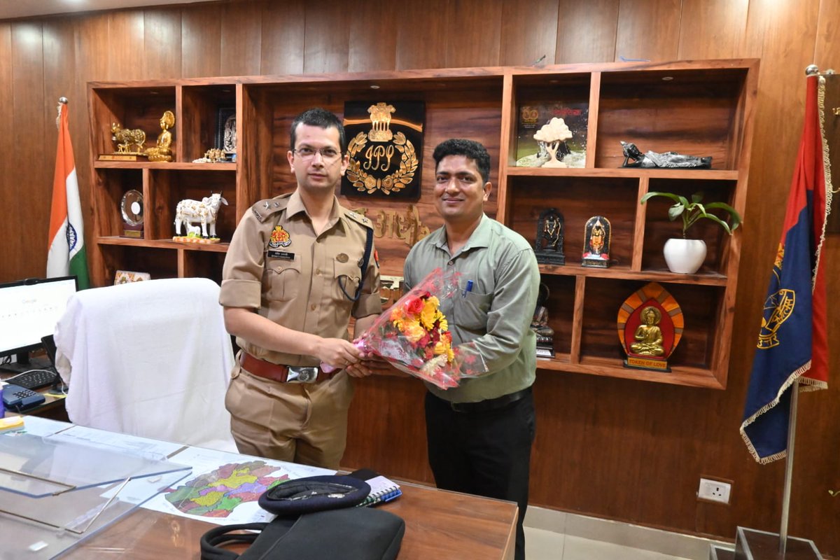 maharajganjpol's tweet photo. जनपद महराजगंज के पुलिस कार्यालय में e-office सेल में नियुक्त रहे कंप्यूटर ऑपरेटर ग्रेड-बी (ASI) श्री राम चौहान को उत्तर प्रदेश लोक सेवा आयोग, सहायक समीक्षा अधिकारी (ARO)  परीक्षा वर्ष 2023 मे चयनित होने पर पुलिस अधीक्षक महराजगंज श्री शक्ति मोहन अवस्थी द्वारा पुष्प गुच्छ देकर उज्ज्वल भविष्य हेतु शुभकामनाएं दी गई।

श्री राम चौहान ने e-office सेल में अपनी सेवा के दौरान डिजिटल फाइलिंग सिस्टम के सुचारू संचालन, तकनीकी सहायता एवं ई-ऑफिस के प्रभावी क्रियान्वयन में अपना योगदान दिया। 

इस अवसर पर पुलिस अधीक्षक महोदय ने कहा कि उनकी मेहनत, लगन और समर्पण सभी पुलिस कर्मियों के लिए प्रेरणास्रोत है।
#UPPolice
#Success