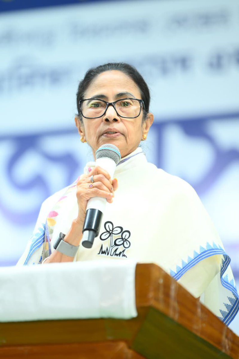 AITCofficial's tweet photo. This ground is full, and the message is clear.

As Smt. @MamataOfficial addressed the Janasabha in Nakashipara, the response reflected a strong and visible support for Trinamool Congress, that continues to deliver on the ground.

Now, this strength must carry forward to the ballot, to ensure that this momentum turns into a decisive mandate.